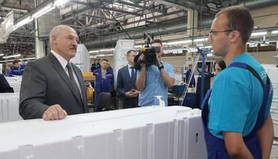 Лукашенко поручил взять под контроль зарплаты на частных предприятиях