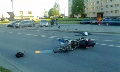 Мотоциклист въехал в дорожное ограждение на воронежской трассе и погиб