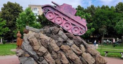 На Украине осквернен памятник советскому военачальнику Богомолову