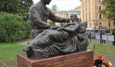 На зданиях больниц Псковской области увековечат память погибших врачей