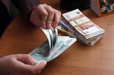 Россияне не собираются отказываться от наличных в пользу банковских карт