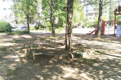 Скамейки во дворе в Пскове починили после жалобы на сайте губернатора