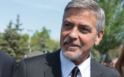 Джордж Клуни вышел на прогулку с сыном и произвел фурор