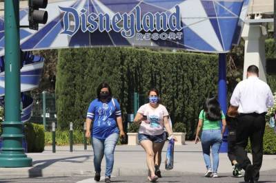 В США тысячи людей заняли очередь, чтобы попасть в Disneyland (видео)