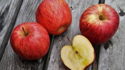 ФАС зафиксировала почти двойной рост цен на яблоки в Петербурге