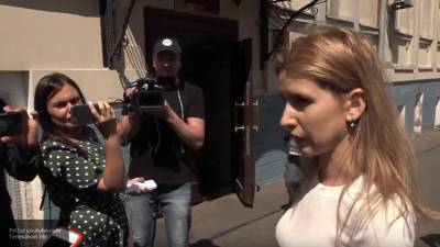 Хабаровчанка расплакалась у здания Басманного суда в Москве, куда доставили Сергея Фургала
