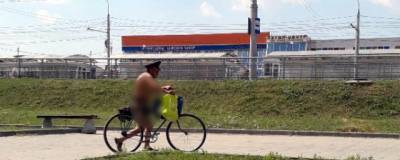 Полиция задержала катавшегося по Омску на велосипеде голого мужчину