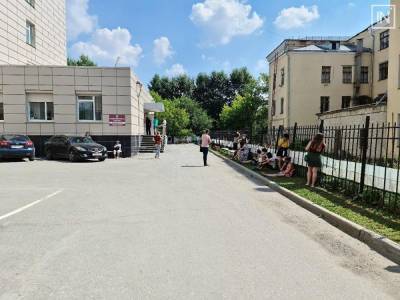 В Екатеринбурге у больницы скопилась очередь из пациентов, ждущих прием в +34 градуса