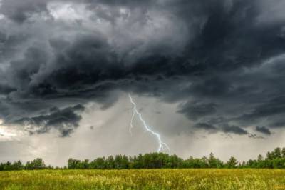 Грозы, град и шквалы: В западных областях Украины объявлено штормовое предупреждение на выходные