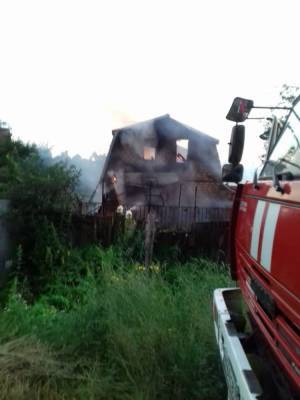 Садовый домик, машины и постройки горели в Липецкой области