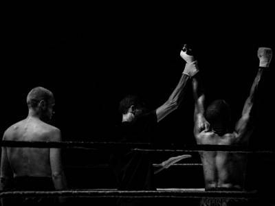 В США боксеры одновременно отправили друг друга в нокдаун (видео)