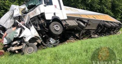 Возле Львова грузовик Roshen разбил микроавтобус, водитель погиб