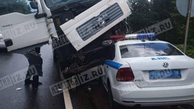 Видео: Машина ДПС застряла под колесами самосвала в массовом ДТП в Петербурге