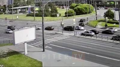 Видео: на площади Конституции столкнулись три легковых авто