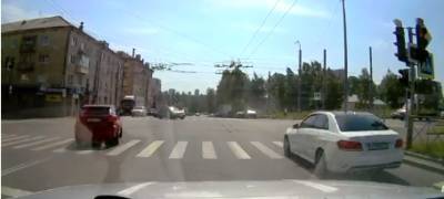 Водителя иномарки в Петрозаводске оштрафовали за проезд на "красный" (ВИДЕО)