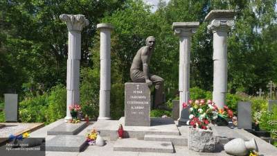 Восемь лет после смерти: могилу Олейникова украшают букет цветов и пара вазонов