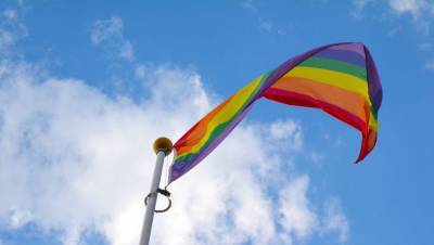 Над школой в Петербурге повесили флаг ЛГБТ