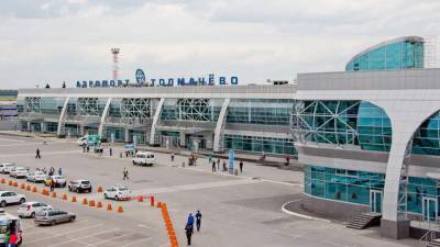Суд признал виновным аэропорт «Толмачево» в нарушении правил авиационной безопасности