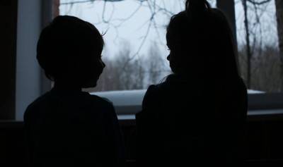 "Час лицемерия": как в Латвии рассматривали запрет на усыновление детей иностранцами