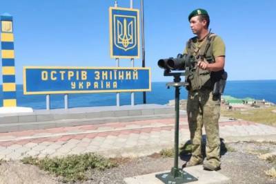 Первый полет за 12 лет: вертолет с пограничниками приземлился на остове Змеиный в Черном море (видео)