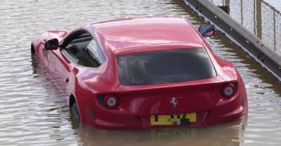 Видео: суперкар Ferrari FF затопило из-за прорыва водопровода