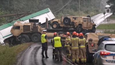 Автомобиль армии США попал в ДТП с грузовиком в Польше — видео
