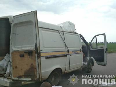 Подозреваемых в подрыве автомобиля "Укрпошта" и хищении 2,7 млн грн задержали – МВД