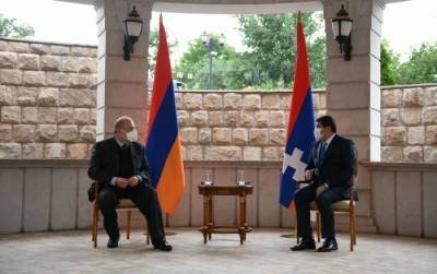 Президент Армении провел встречи с руководством Карабаха