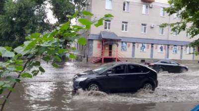 Улицу Володарского затопило после утреннего ливня