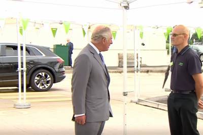 Британский продавец упал в обморок во время общения с принцем Чарльзом (видео)