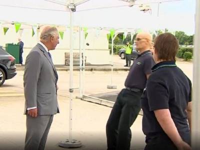 Видео, как сотрудник супермаркета упал в обморок при виде принца Чарльза