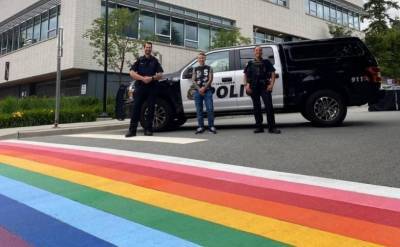 В Канаде водитель оставил следы шин на переходе цвета радуги. Его обвинили в ненависти к ЛГБТ
