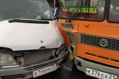 В Чебоксарах столкнулись автобус ПАЗ и маршрутка