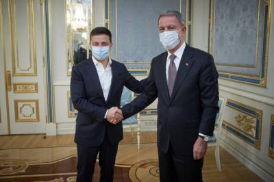 Зеленский встретился с министром обороны Турции и договорился о строительстве домов для крымских татар