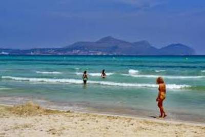 Испанские туристы выстроились в очереди перед пляжами