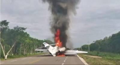 В Мексике самолет с кокаином загорелся после посадки и попал на видео