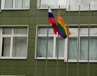 В Петербурге ученицы повесили перед школой ЛГБТ-флаг. Администрация обратилась в полицию