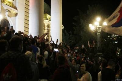 Демонстранты забросали петардами здание парламента в Белграде