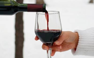 Диетолог рассказал, сколько вина можно пить в день без вреда для здоровья
