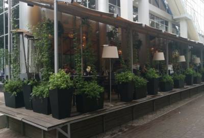 В Новосибирске кафе и ресторанам разрешили выносить столы и стулья прямо на тротуар