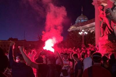 Демонстрантов в Белграде разгоняли слезоточивым газом
