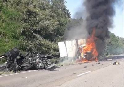 Под Ростовом ВАЗ-2114 на большой скорости врезался в «ГАЗель»: грузовик сгорел, водитель ВАЗа погиб