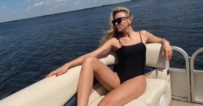 Оля Полякова в черном купальнике на яхте показала, как надо позировать
