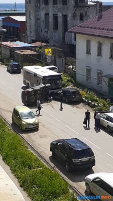 Водитель внедорожника протаранил припаркованные автомобили в одном из дворов Холмска