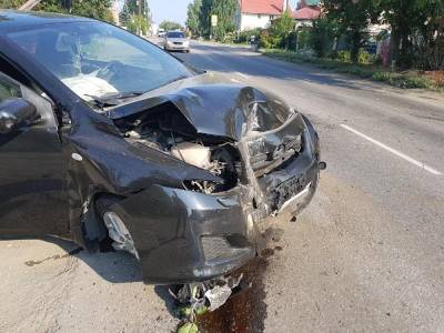 В Челябинске автомобиль врезался в столб. Участники ДТП сбежали