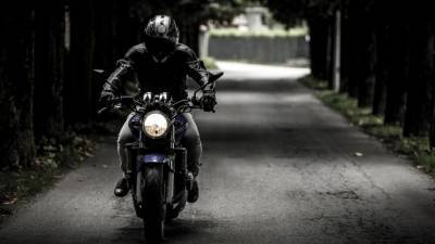 В Петербурге грабитель отобрал у мотоциклиста шлем