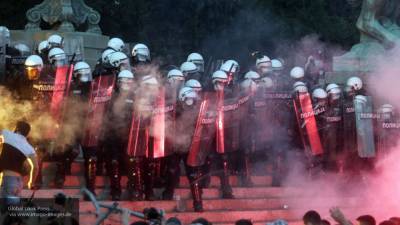 Сербские полицейские распылили в толпе протестантов слезоточивый газ