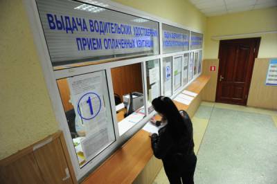 Просроченные водительские права будут действовать в России до конца года