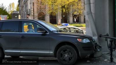 Приморский водитель "атаковал" детскую площадку и припаркованные рядом авто