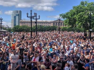 Тысячи жителей Хабаровска вышли на митинг в поддержку задержанного губернатора